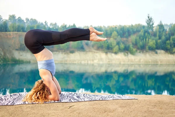 Atractiva Pelirroja Rizada Haciendo Una Pose Yoga Para Equilibrio Aire — Foto de Stock