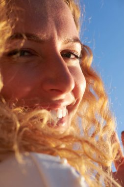 Kızıl saçlı kıvırcık zencefil kız portre kadar yakın gülümseyen güneşli
