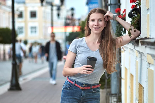 Kávét Iszik Vörös Hajú Fehér Lány Megy Utcán Egy Séta — Stock Fotó