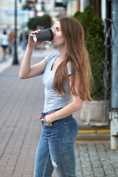 Kávét Iszik Vörös Hajú Fehér Lány Megy Utcán Egy Séta — Stock Fotó