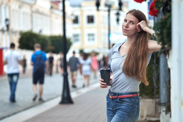 Рыжая Белая Девушка Пьет Кофе Пойти Время Прогулки Улице — стоковое фото