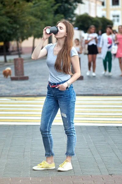 Ruiva Branco Menina Beber Café Para Durante Passeio Rua — Fotografia de Stock