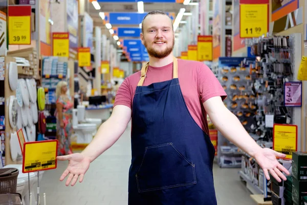 Ung Skäggiga Säljare Bygg Super Store Erbjuder Med Gest Att — Stockfoto