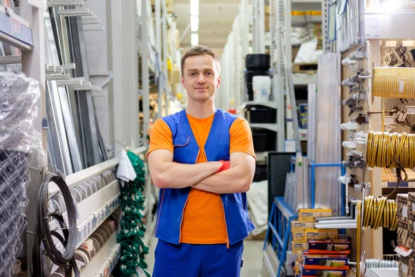 Verkoper Bij Bouw Super Store Permanent Met Gekruiste Handen Glimlachen — Stockfoto