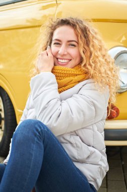 Açık sarı Van siting ve gülümseyen genç çekici şık Kızıl saçlı kıvırcık kız. Yaşam biçimi, seyahat kavramı. 