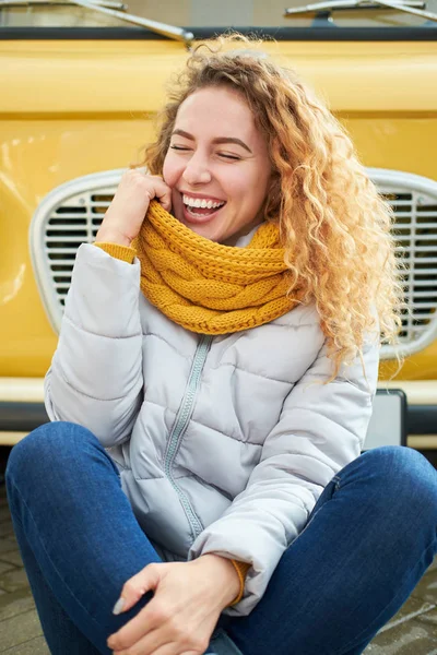 Divertido Atractivo Pelirroja Rizada Chica Sentada Frente Camioneta Amarilla Sonriendo —  Fotos de Stock