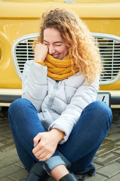 Divertido Linda Pelirroja Rizada Chica Sentada Frente Camioneta Amarilla Sonriendo —  Fotos de Stock