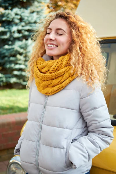 Junge Schöne Rothaarige Lockige Mädchen Mit Geschlossenen Augen Vor Gelben — Stockfoto