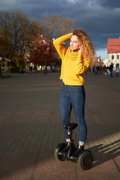 Fiatal Szép Vidám Vörös Göndör Fit Lány Lovaglás Hoverboard Utcán — Stock Fotó