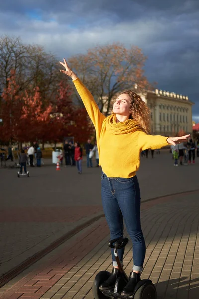 Mladá Atraktivní Zrzka Kudrnaté Fit Girl Zavřenýma Očima Hoverboard Ulici — Stock fotografie