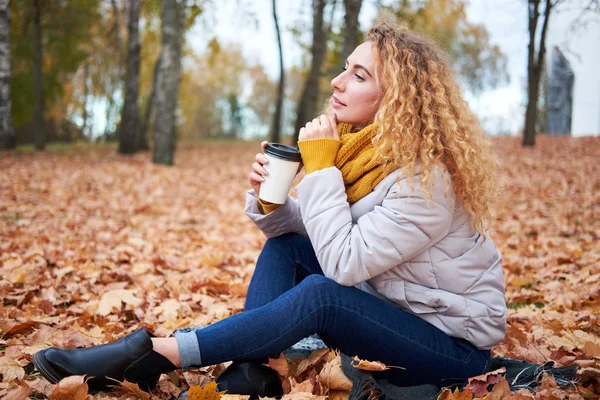 Mooie Roodharige Krullend Toeristische Gir Aanbrengen Herfst Bladeren Houden Van — Stockfoto