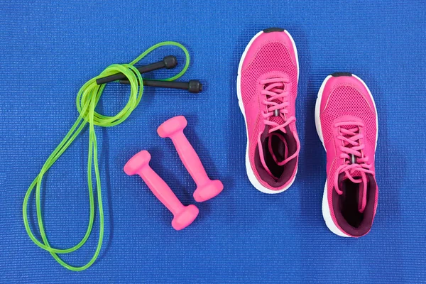 Set Van Groene Springtouw Sneakers Roze Dumbeells Blauwe Achtergrond Bovenaanzicht — Stockfoto