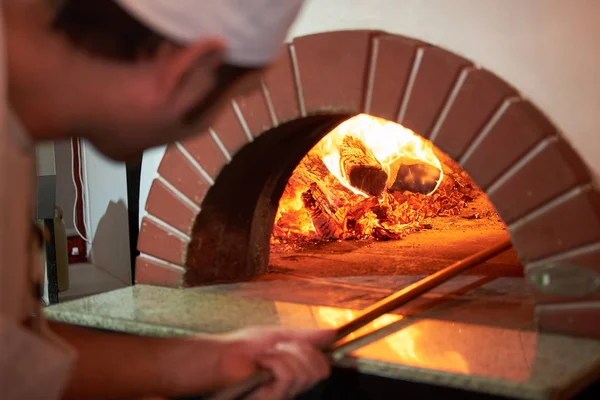 Chef Prepara Pizza Nel Forno Tradizionale Mattoni Immagini Stock Royalty Free