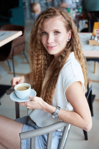 Ruiva Encaracolado Menina Branca Camisa Branca Beber Café Sorrindo — Fotografia de Stock