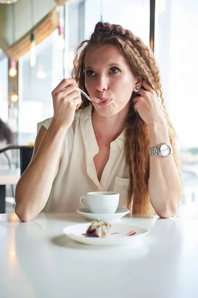 Genç Kıvırcık Saçlı Sıska Kadın Cafede Pasta Yemeye — Stok fotoğraf