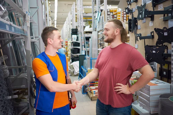 Säljare Konstruktion Store Och Nöjd Kund Skakar Hand — Stockfoto