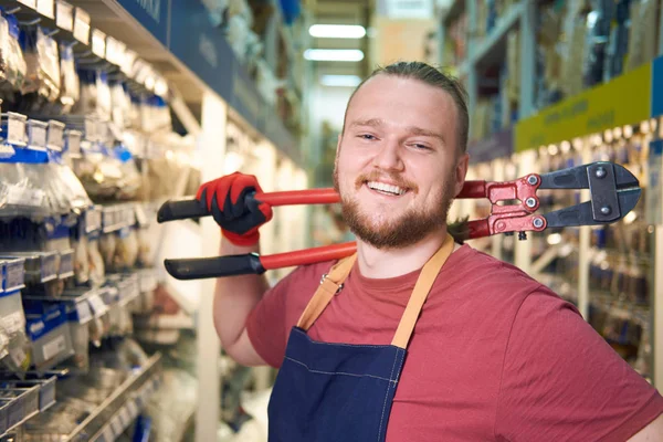 Glimlachende Man Verkoper Schort Bij Bouw Super Store Tangen Houden — Stockfoto