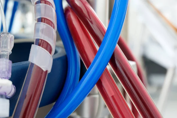 ECMO makine yoğun bakım bölümünde kan tüplerini closeup çalışan.