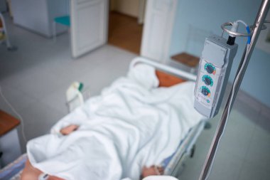 Geçici kalp pili yoğun bakım bölümünde çalışan, yakın çekim