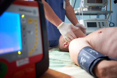 İntensivist perfoms Safar'ın yöntemi entübasyon daha önce doktor