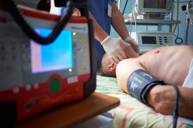 İntensivist perfoms Safar'ın yöntemi entübasyon daha önce doktor