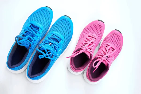 Ein Paar Blaue Turnschuhe Für Männer Und Ein Paar Rosa — Stockfoto