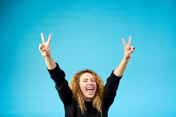 Emotional Zufriedene Junge Attraktive Rothaarige Lockige Frau Mit Geöffnetem Mund — Stockfoto