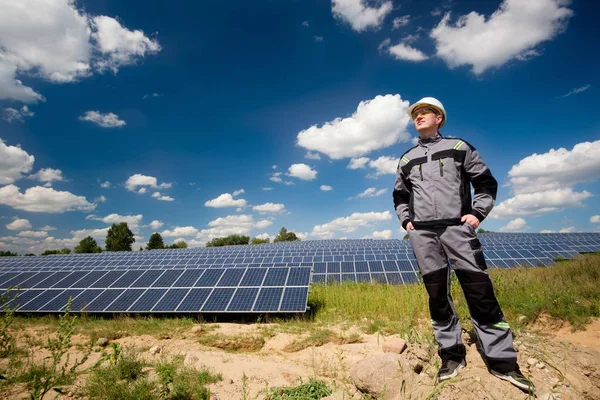 Ingeniero Paneles Solares Electricista Barrica Blanca Gafas Amarillas Protectoras Atuendo — Foto de Stock