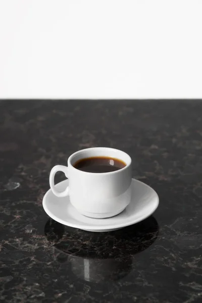 Weiße Tasse Esso Auf Granittischoberfläche Kopierraum — Stockfoto