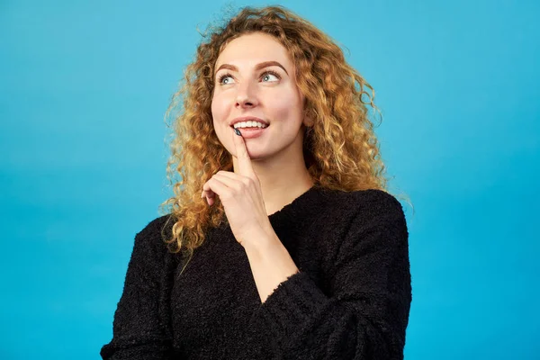 Retrato Pensativo Alegre Sorrindo Atraente Ruiva Encaracolado Menina Vestida Com — Fotografia de Stock