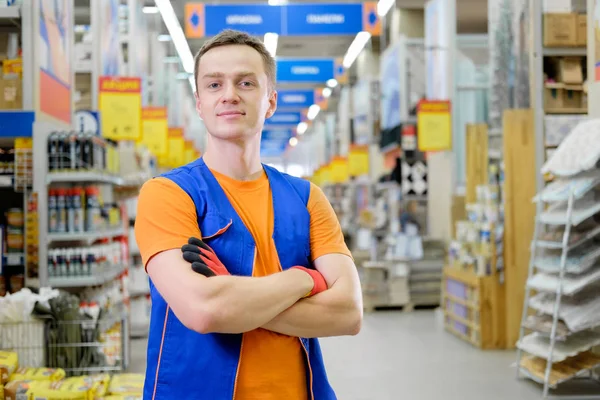 Молодой Продавец Стоит Строительном Супермаркете Портрет Привлекательного Уверенного Рабочего Форме — стоковое фото