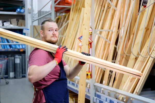 Jonge Aantrekkelijke Bebaarde Man Werkt Bouw Winkel Magazijn Hout Sectie — Stockfoto