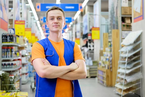 Молодой Красивый Продавец Стоящий Строительном Супермаркете Портрет Привлекательного Уверенного Рабочего — стоковое фото