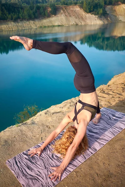 Slim Sporty Redhead Curly Girl Practicing Yoga Outdoors Stretching Yoga — Stock Photo, Image