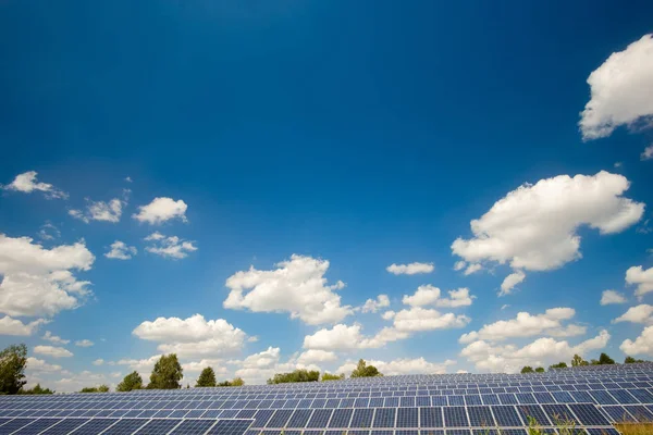 Solární Panely Oblast Pozadí Modré Oblohy Alternativní Typy Energie Koncept — Stock fotografie
