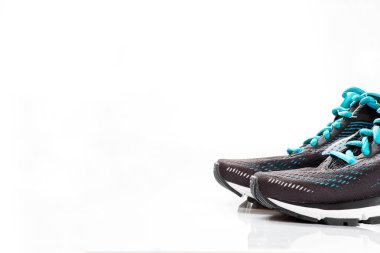 İçin siyah spor ayakkabısı yeşil elemanları ve yeşil dantel ile beyaz bir arka plan üzerinde çalıştırın. Kavram çalıştırın. Kavram aşk çalıştırın. Kopya alanı.       