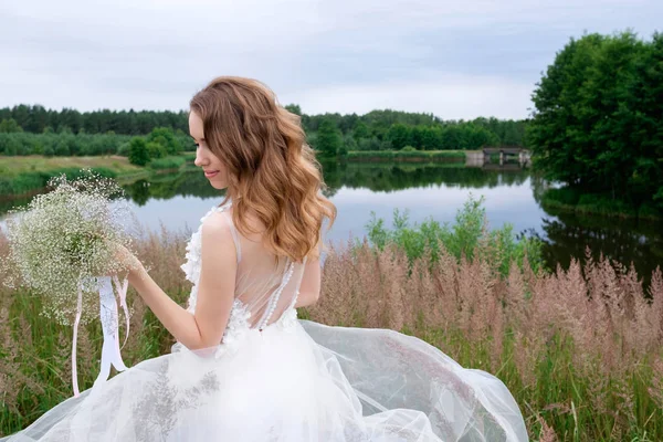 Portret Van Aantrekkelijke Lachende Jonge Stijlvolle Bruid Wit Trendy Trouwjurk — Stockfoto