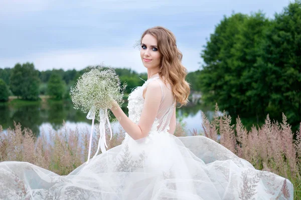 Portret Van Aantrekkelijke Lachende Jonge Stijlvolle Bruid Witte Trouwjurk Met — Stockfoto