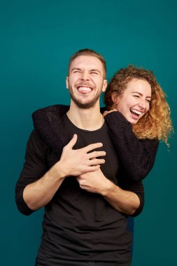 Gülüyor ve sarılma, çekici genç mutlu çift iyi eğlenceler. SK