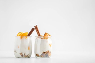 Granola ile Yunan yoğurt kavanoz, tarçın ve konserve kayısı 