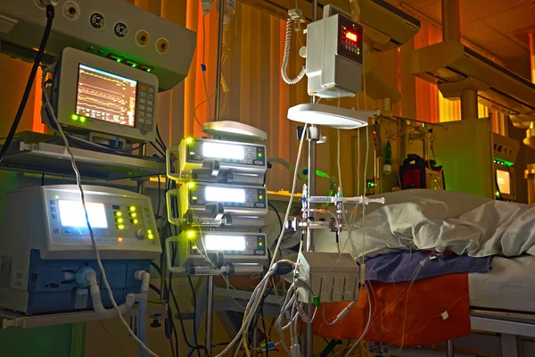 Monitor luminosi nel reparto di terapia intensiva. Spostamento verso l'alto — Foto Stock