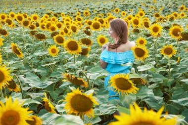 Genç Kızıl saçlı kadın ile yaz ayçiçeği f örgülü saç modeli
