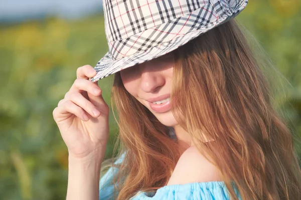 Fiatal vöröshajú lány stratched hat portré ajánlatot. Kaukázusi w — Stock Fotó
