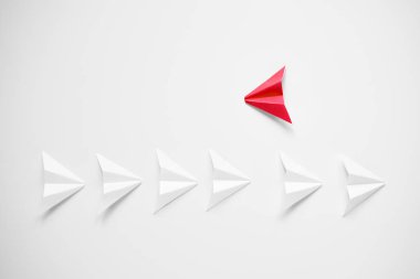 Kavram stand. Çizgisinden dışarı kırmızı kağıt uçak ayakta 