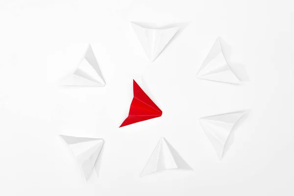 Concepto de acoso. avión de papel rojo está rodeado de blanco en — Foto de Stock