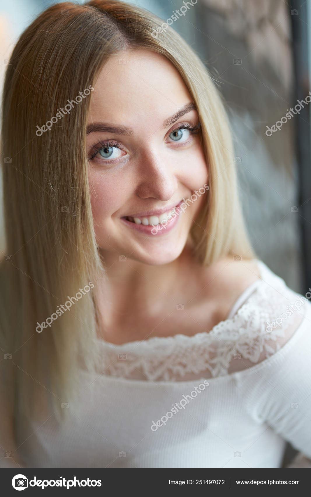 站在年轻的金发碧眼的微笑的女孩的画像 图库照片 C Kirirurisu Gmail Com 站在年轻的金发碧眼的微笑的女孩的画像 图库照片 C Kirirurisu Gmail Com