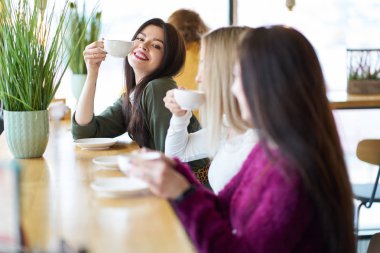 Kız bir konuşma kafede çay saati sırasında var
