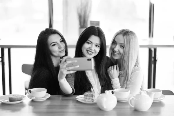Freundinnen machen Selfie im Café — Stockfoto
