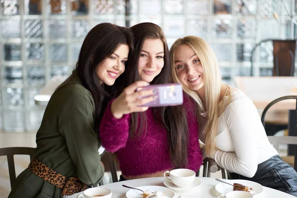 Novias se divierten en la cafetería, beber té y hacer selfie —  Fotos de Stock