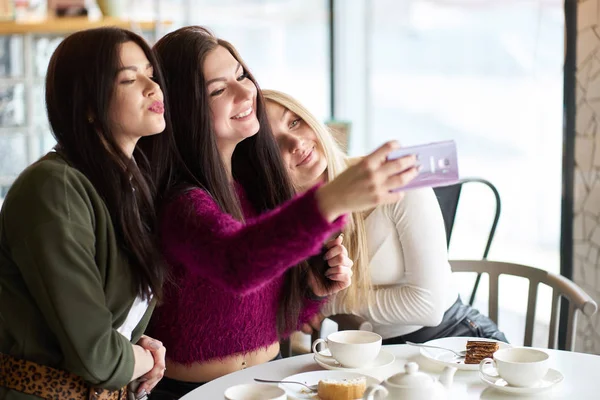 Novias se divierten en la cafetería, beber té y hacer selfie — Foto de Stock